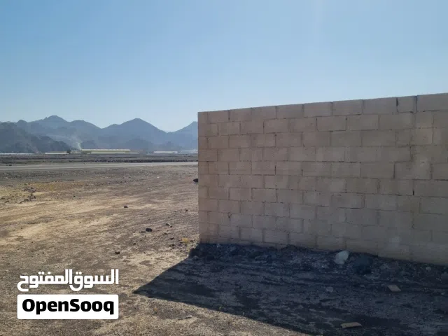 ارض صناعيه  في منطقة الدسر الصناعيه على الشارع العام بدبد صور و تقع على شارعين بها كل الخدمات