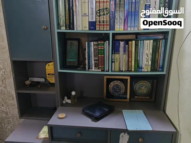 ميز مكتب أنيق ومرتب للبيع مستعمل استعمال نظيف، بي جرار + باب خزن كبير عملي جدًا للدراسة