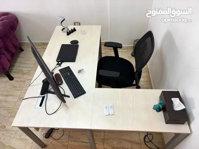 باكج مكتبي متكامل للبيع – مكتب واسع + كرسي + شاشة Samsung 27” بحالة ممتازة