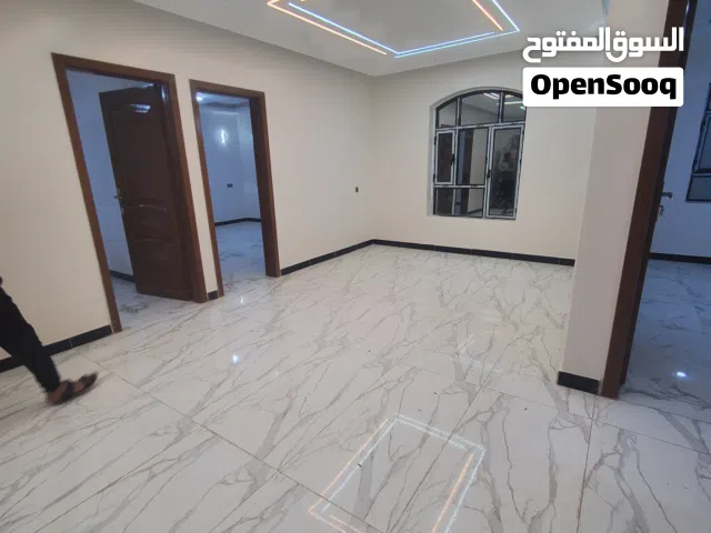 هل تحلم ببيت يجمع بين الهدوء والرفاهية؟ هذه الفرصة النادرة لشقة بتصميم عصري وموقع استراتيجي في قلب