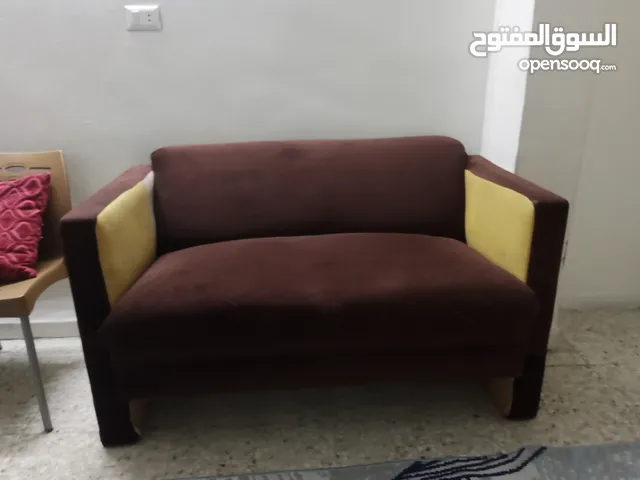 غرفة جلوس مع طاولة سفرة