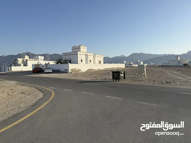 أنا المالك للبيع أرض سكنية في الحاجر المرحلة الأولى بالقرب من جامع العزيز