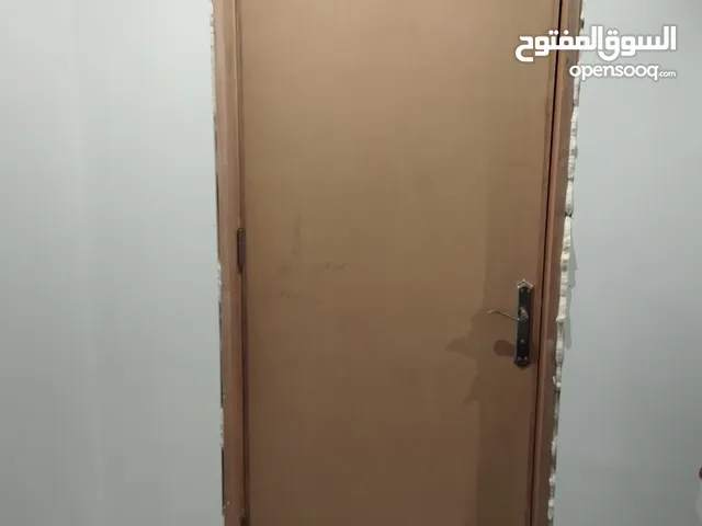 تصليح الأبواب المكسورة وفتح المغلقه وتفصيل الأبواب والكبتات والديزينات والباركيه ديكورات