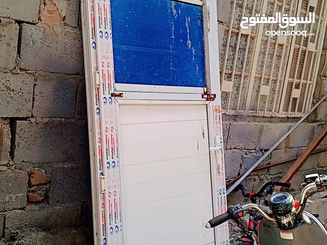باب المنيوم نظيف هوى والايطار مالته ب75وبي مجال