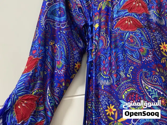 لبس في حالة ممتازه استخدام مرة واحده يناسب جميع المقاسات لوجود حزام جانبي فيه للتحكم بالقياس