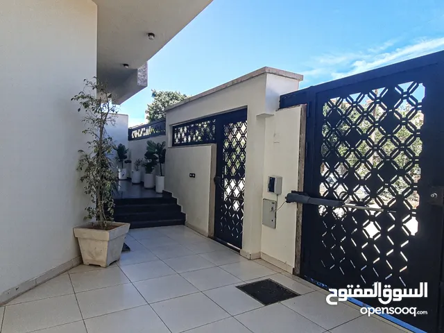 900 m2 More than 6 bedrooms Villa for Sale in Tripoli Al-Serraj