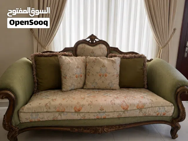 طقم كنب راقي ل صالة جلوس 7 اشخاص مع طاوله جانبية جميلة جدا جدا