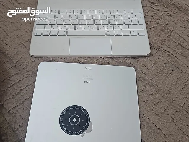 ايباد مع قاعدة
