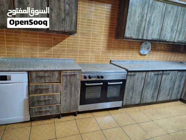 مطبخ بحالة الجديد مكون من 30 درفة خشب مع رخام مكان خاص الثلاجة رالفريزر مع زاوية زجاج طويلة