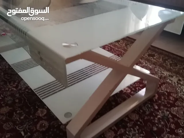 طاوله سكوريت لغرفه الجلوس او لغرفة الضيوف رفين ابيض وشفاف. بحاله جيده جدا.. للبيع المستعجل