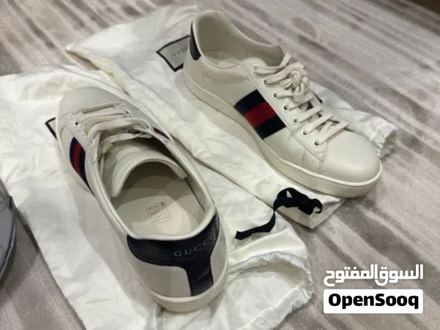 البيع شوز قوتشي استعمال خفيف جدا مقاس 42