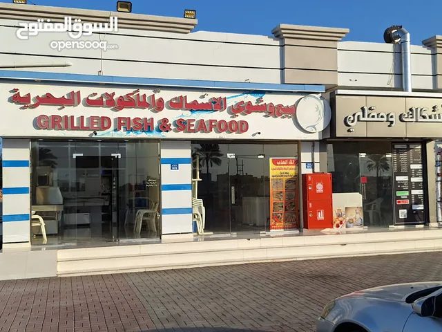 محل بيع وشوي الأسماك محل شغال منذ خمس سنوات