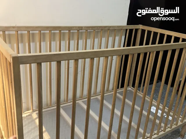 أيكيا سرير اطفال خشب زان استعمال نظيف بحالة ممتازة يوحد فيه ارتفاعين مختلفين