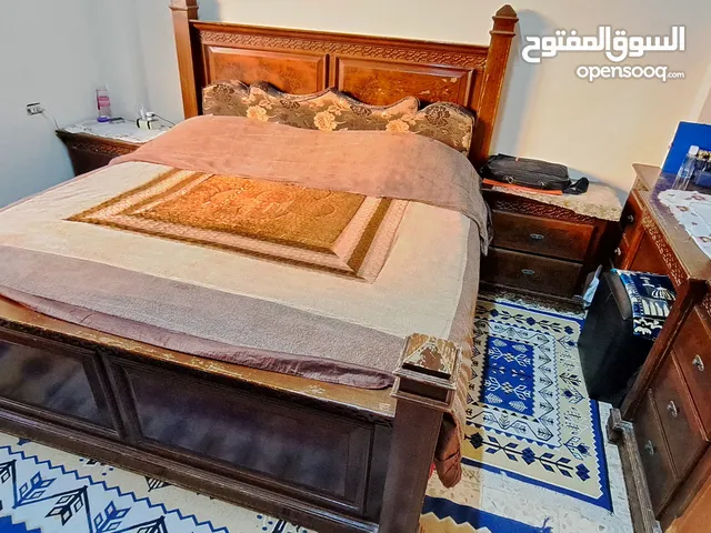 غرفة نوم نظيف ومرتبه خشب زان سعر دون الفرشه مع الفرشة يزيد سعر سعر قابل للتفاوض بشكل بسيط.