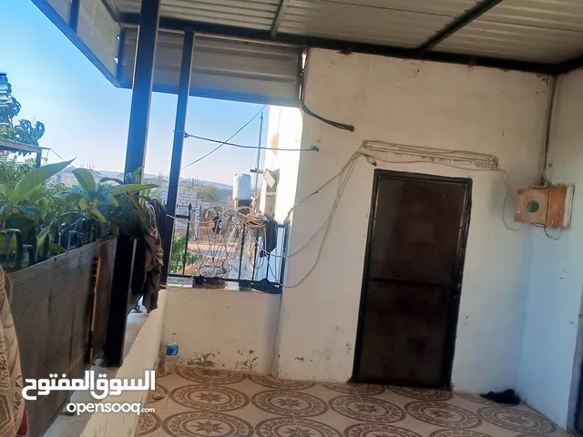 بيت مستقل تقريبا مزرعه مشيكه كامله مزروعع عنب وحمضيات مساحه البناء 160م وغرفه خارجيه 40م الواقع احلا