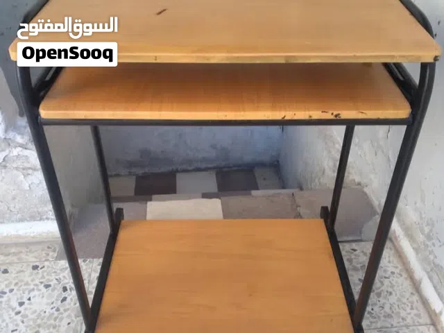 طاولة كمبيوتر كبيرة مع شاشات ال سي دي وكيبوردات وبوكس جديد DVD