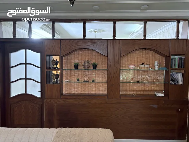 قاطع خشبي كبير مع باب (خشب سويد) والقاطع لاتيه للبيع القاطع او الباب لحال السعر قابل للتفاوض