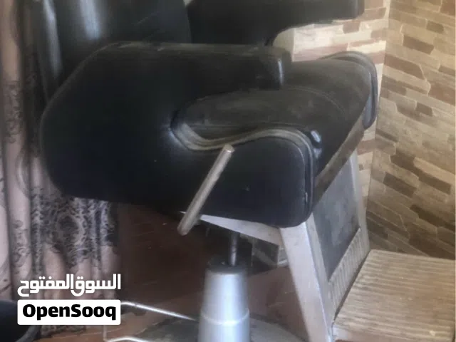 للبيع كراسي حلاقة ومغسلة مع كرسي