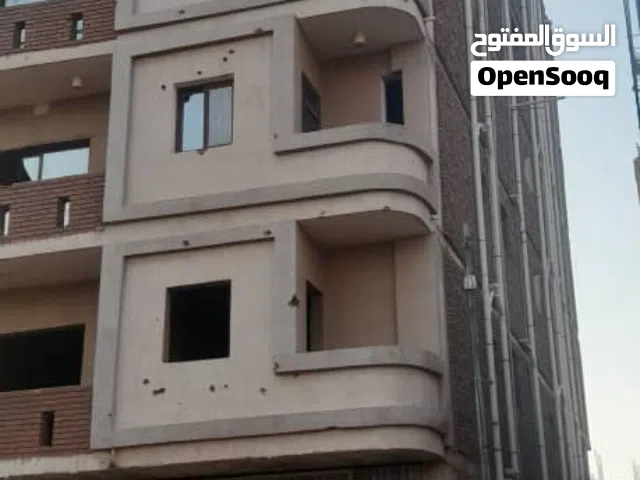 للايجار      عماره خمسه طوابق مقابل حديقةالقرشي شارع رئيسي    ارضي 4 دكاكنين كبيرة +بدروم + سطوح+ اس
