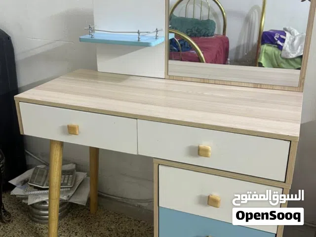 ميز تواليت مستعمل نظيف