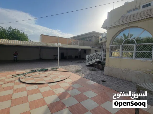للبيع فيلا طابقين بمنطقة العذراء 5 غرف ماستر مع صالة و مجلس و حوش كبير و ملحق خارجي