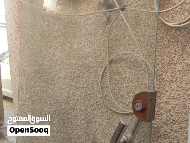 باب زجاج للبيع مستعمل قليل جدآ نضيف السعر خاص ومناسب