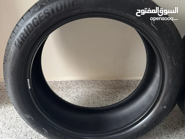 للبيع عدد 2 تاير بريجستون مستعمل مقاس 235/50R21