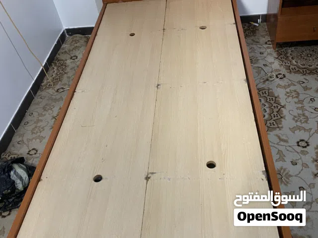 سرير معاه طاولة و مروحة و معلاڤ مستعمل للبيع بسعر رمزي ...مستعجل