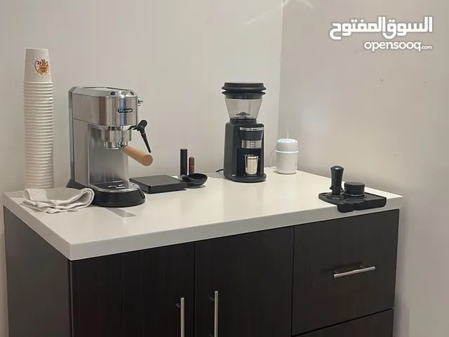 ركن قهوه مستعمل اسبوع مع جميع المستلزمات ماكينة ديلونجي معدله عصا احترافيه مطحنة هيبرو g3 طاوله