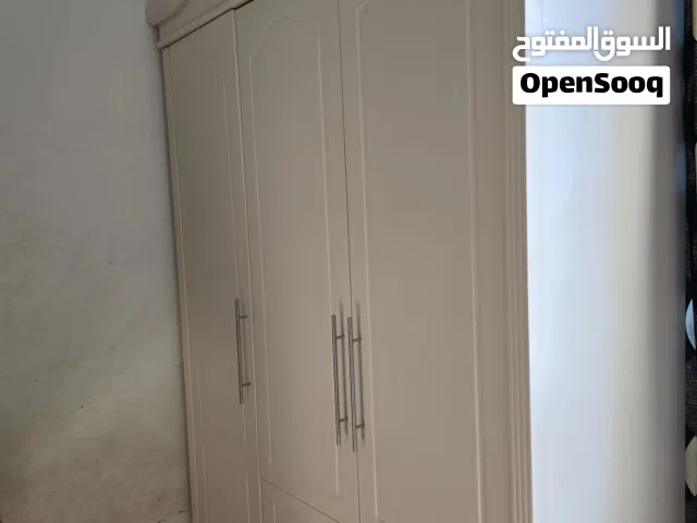دولاب بحالة ممتازة