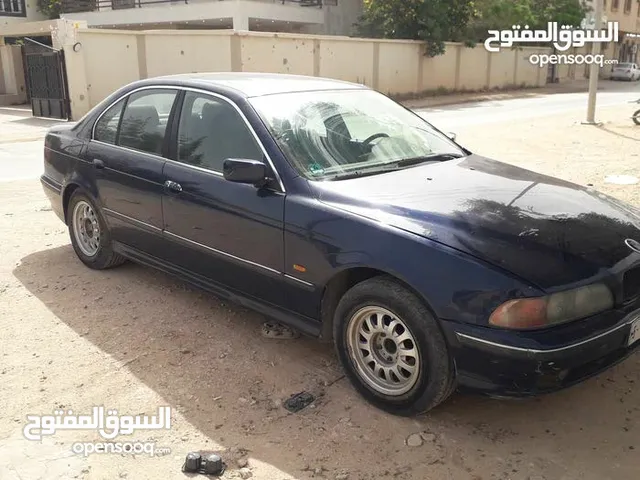 بي ام دبليو الفئة الخامسة 520i فنس للبيع مكانها بنغازي