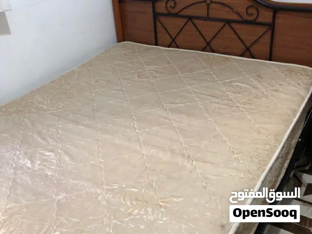 تخت نضيف استعمال سنه فقط للبيع