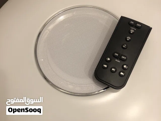 تريا ليد مع مكبر صوت بلوتون