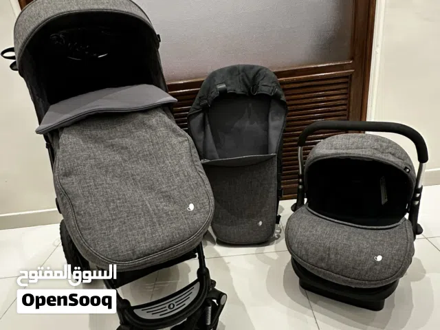 عربة أطفال مع السرير وكرسي للسيارة