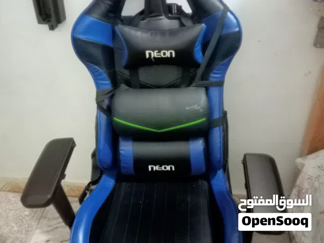 كرسي مكتب وألعاب