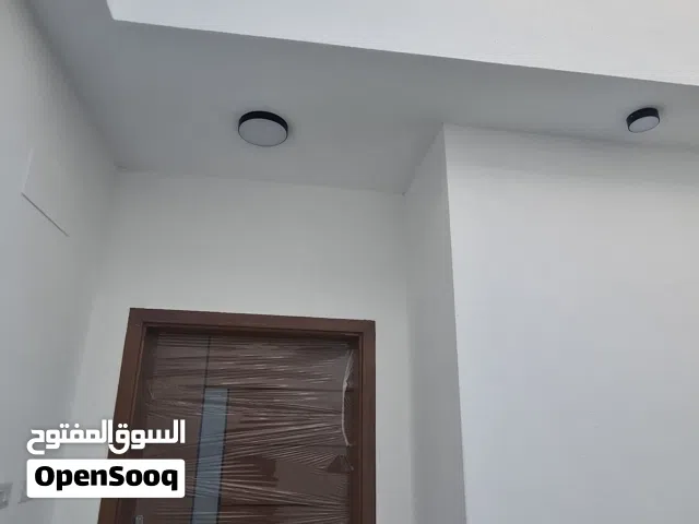تلات منازل بناء جديد تشطيب ممتاز مقسم طريق 10 متر مفتوحة مية بلدية واصله قريب من 3 مساجد ومدرسه عامة