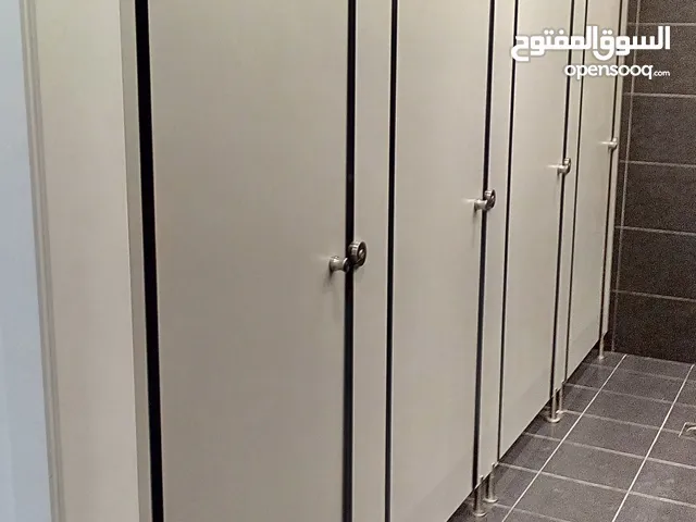 HPL Compact توريد وتركيب قواطع فينوليك