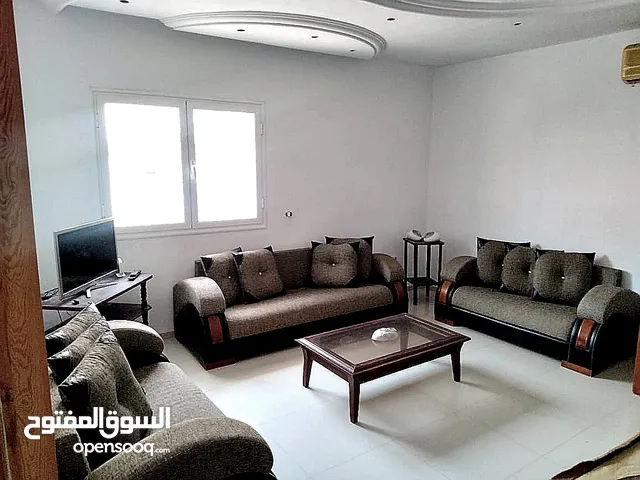 شقةارضية للايجار في صفاقس متكون من 2 غرف نوم وصالة متوفر النات و المكيف و الغسالة و مدخل خاص للسيارة