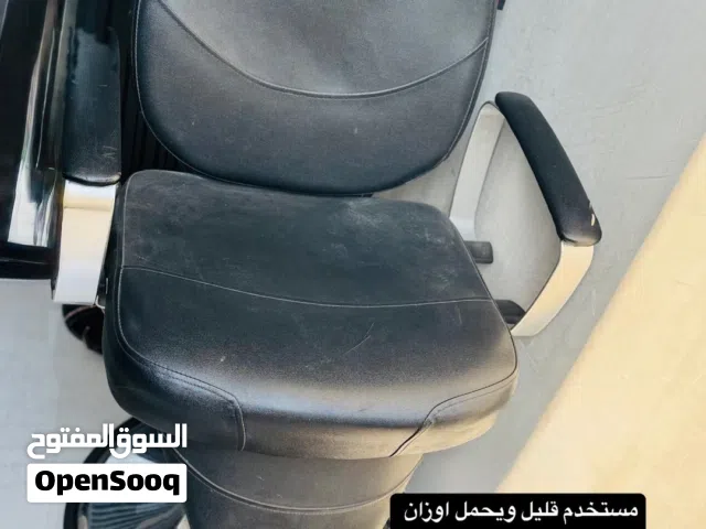 ثلاث كراسي مع مجرات حلاقه للبيع نضيفات