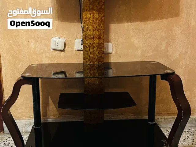 إعلان بيع: طاولة تلفزيون زجاجية أنيقة وعصرية