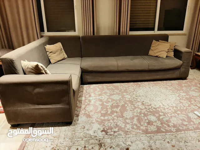 كورنر بحالة جيدة جدا بسعر 130 دينار
