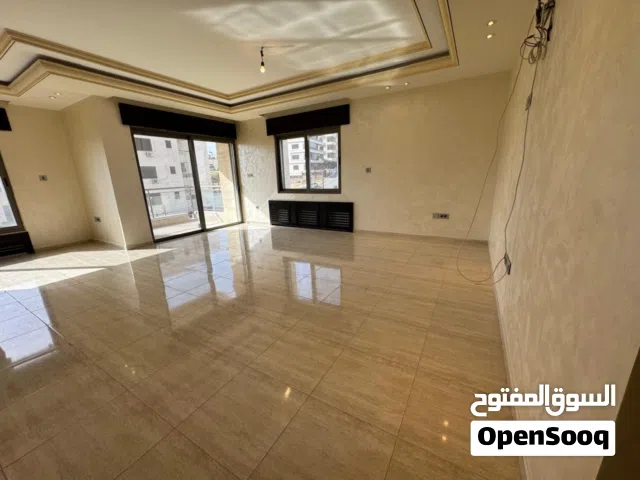 شقة للايجار 3 ماستر غرف نوم شبه جديدة