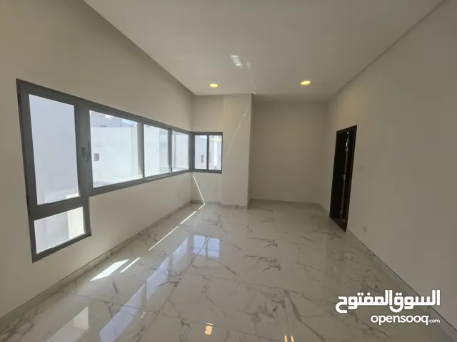 امتلك الفخامة في قلب الحد  شقة مجددة في موقع مثالي .  أغتنم فرصة السكن الراقي في موقع ممتاز