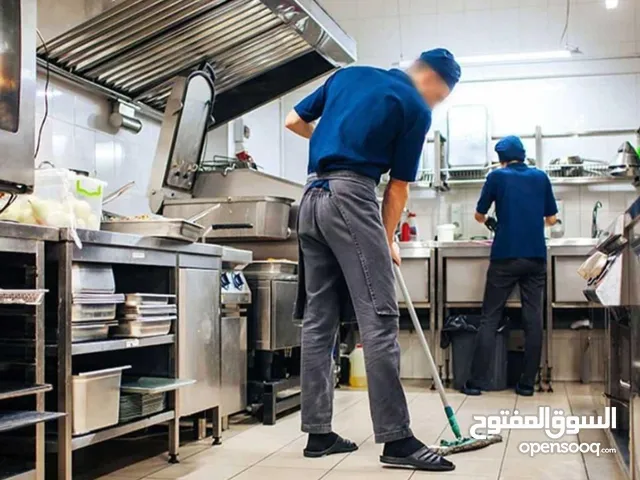 عمال نظافة ومساعدين