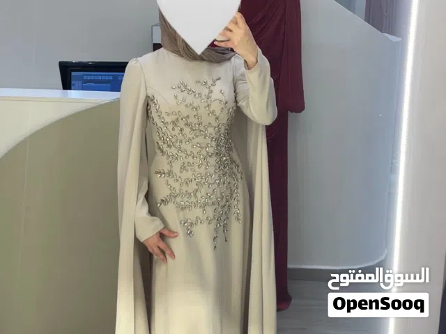 فستان فخم لبسة واحدة مناسب لجميع المناسبات وكتب الكتاب فخم جدا ملبوس بس مرة واحدة