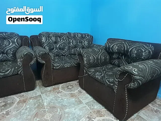 كنبة بحالة جيدة جدا للبيع بسعر مناسب جدا
