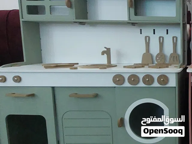 مطبخ خشبي بتصميم مميز جدا للأطفال
