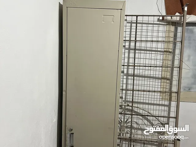 سرير حديد مع كبت صغير
