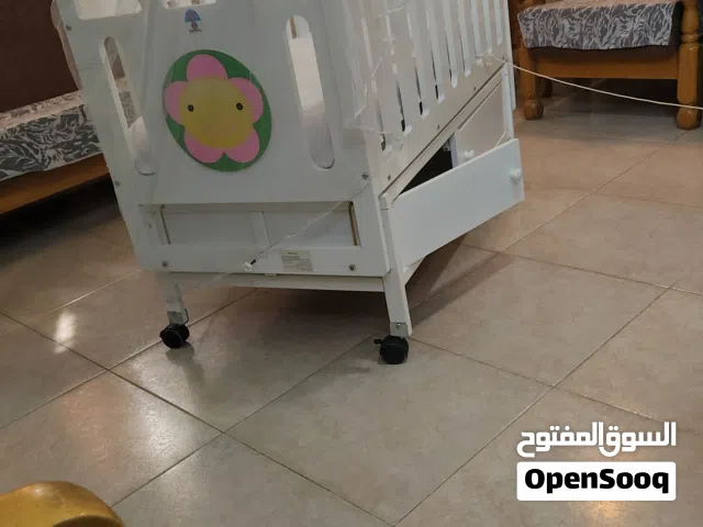 سرير خشبي لطفل رضيع