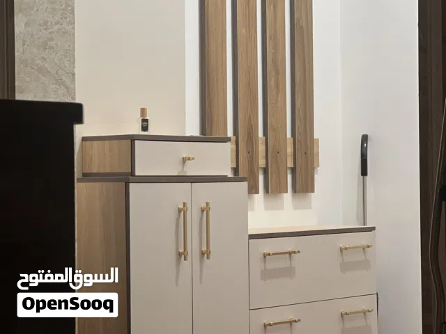 دولاب احذية ومدخل منزل .